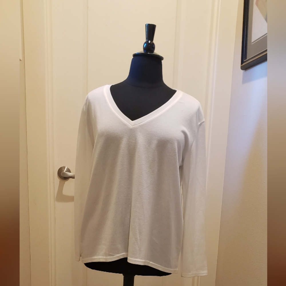 Auxo Collection Womans White V-Neck Long Sleeve Top